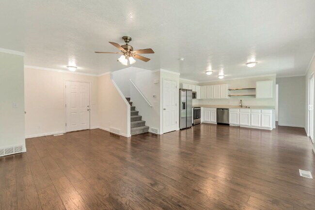 Foto del edificio - REFRESHED 5-Bedroom Home in Desirable Draper - Pet Friendly - NEW CARPET UPSTAIRS | Refreshed kit...