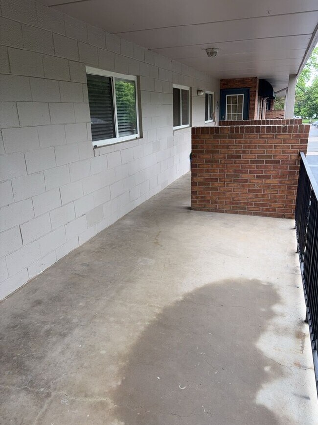 Building Photo - Location! Location! 2bd 1 ba Condo mere bl...