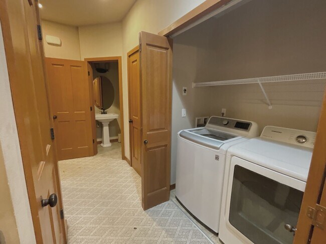 Building Photo - Beautiful 3 Bedroom Townhouse in Lynnwood!