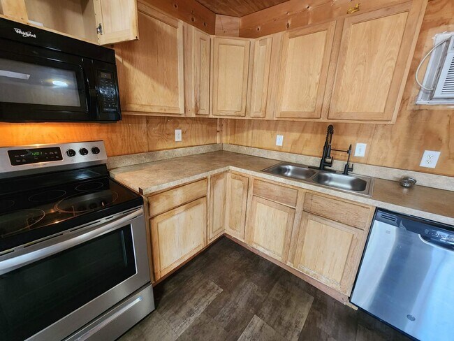Foto del edificio - Beautiful 1Bedroom Bungalow next to Lake Hutchinson in Keystone Heights available May 8th