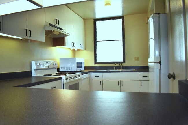 Building Photo - 511 Hahaione St