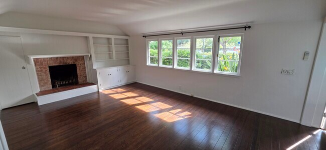 Foto del edificio - 8533 Rosewood Ave