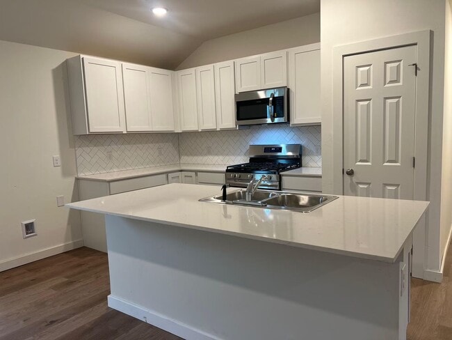 Building Photo - First Month Free - Dream Floorplan!