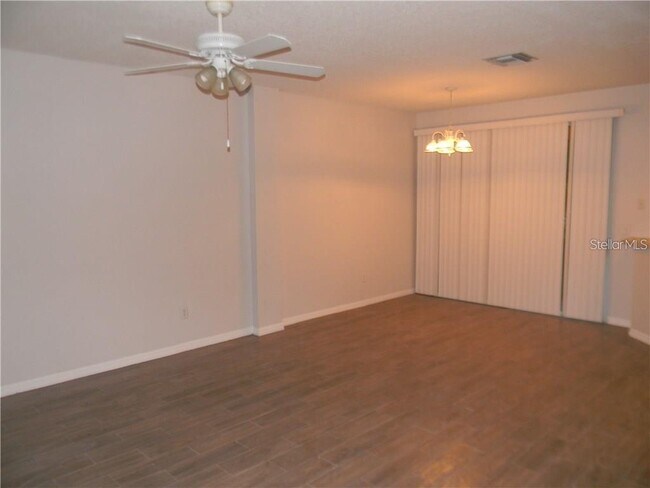 Foto del edificio - 2122 Golden Oak Ln