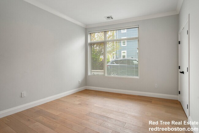 Building Photo - 142 Pleasant St