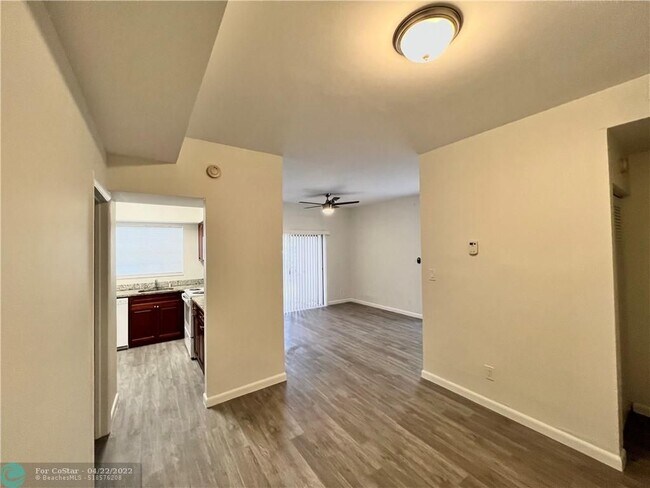 Foto del edificio - 640 Cypress Club Way