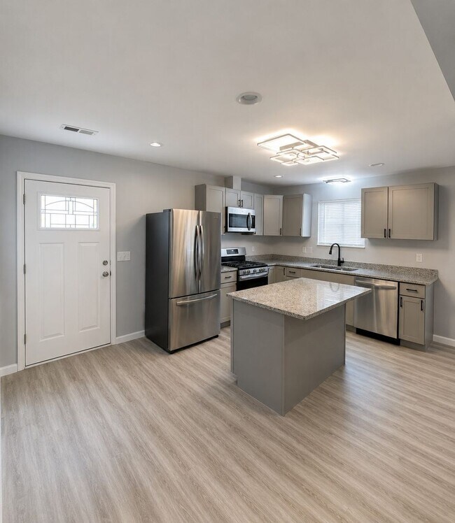 Foto del edificio - Completely Renovated 3-Bedroom Ranch with Modern Finishes & Spacious Open Kitchen