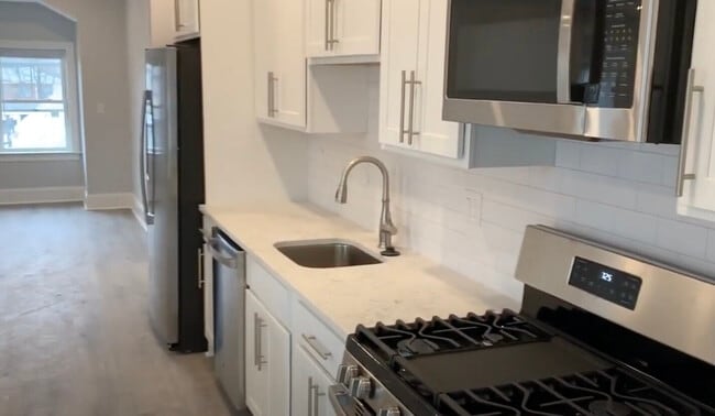 Building Photo - 128 Kenrick St