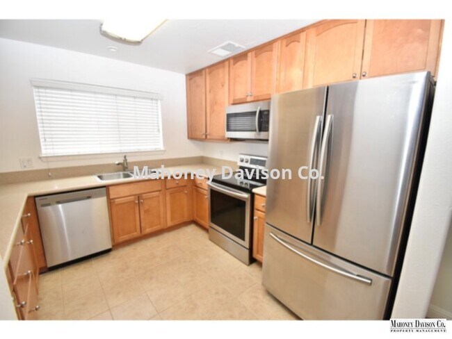 Building Photo - 2 bdr/2 bath condo, end unit, A/C + centra...