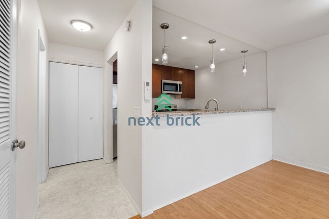 Foto del edificio - 2 BED & 1.75 BATH FOR RENT