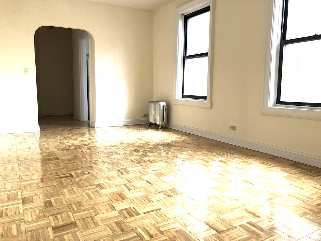 Large bright living room - 20 Laurel Hill Terrace