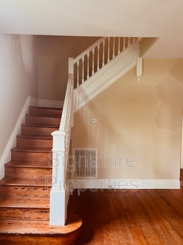 Building Photo - 102 W Lancaster Rd