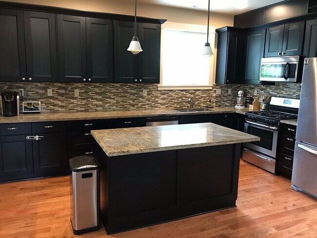 Building Photo - 4bed/3ba Old Portland style Home Nestled i...