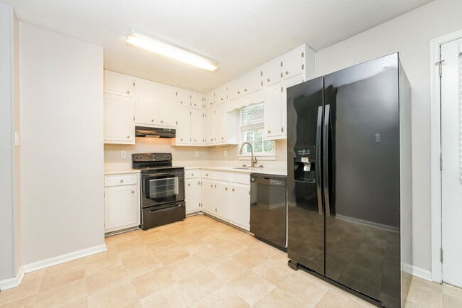 Building Photo - 583 Lakeridge Cir SE