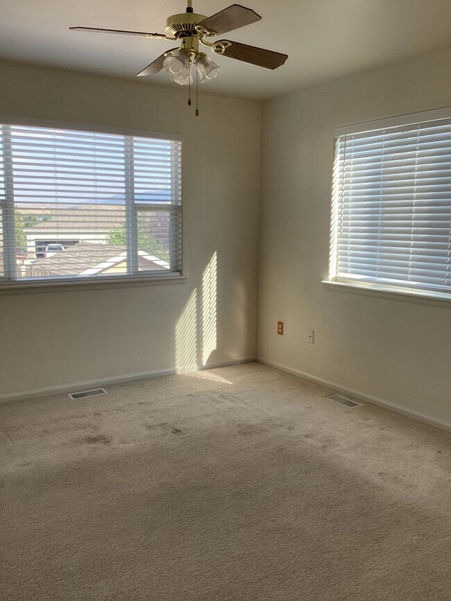 Foto del edificio - Westside Twin Home w/Unfinished Basement