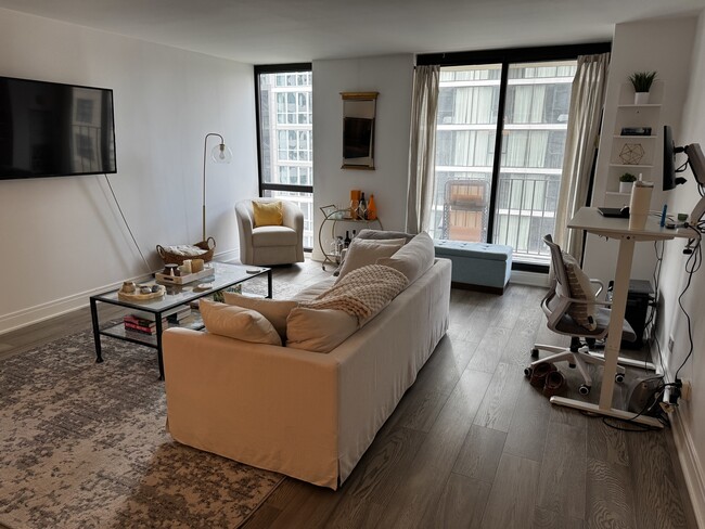 Foto del edificio - 70 W Huron St