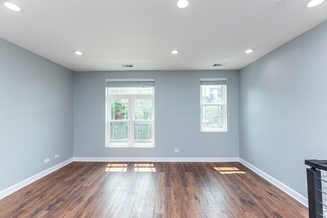 Building Photo - 2332 W Warren Blvd