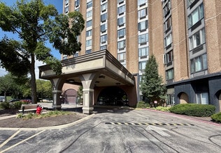 Building Photo - 1 Renaissance Pl