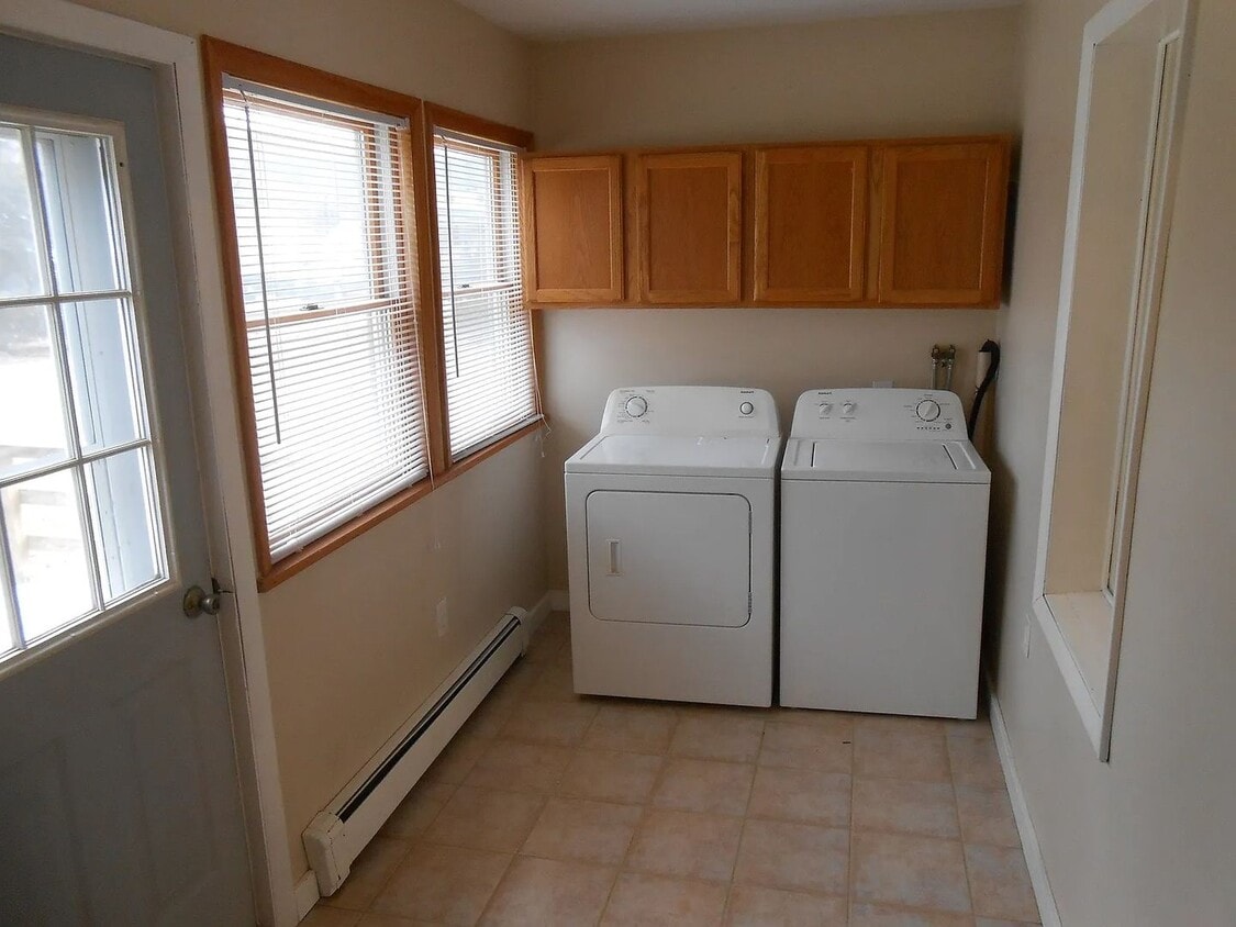 Primary Photo - 3 bedroom/1 bath single family home