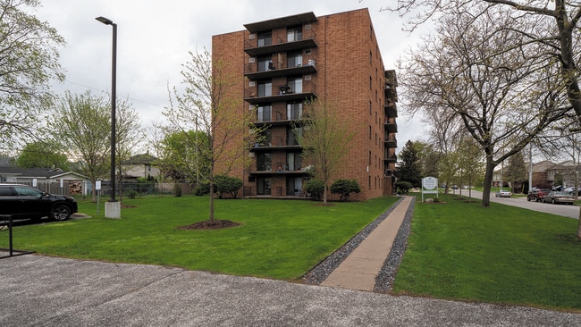 Photo du bâtiment - Sun Crest Tower Apartments