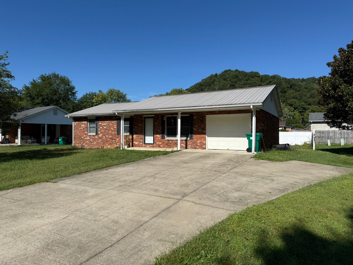 Building Photo - 214 Maher Dr