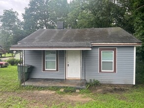 Building Photo - 806 N Pryor St