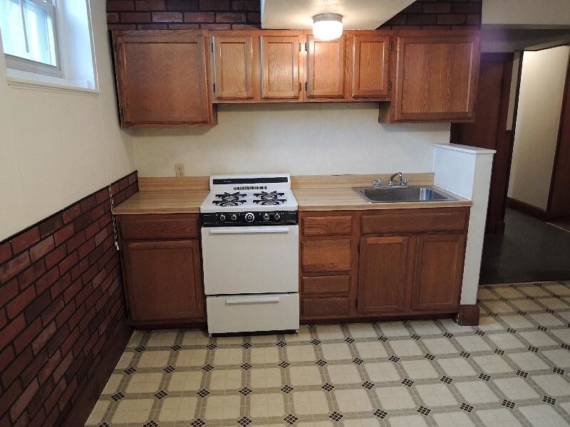Primary Photo - 96 Maple St