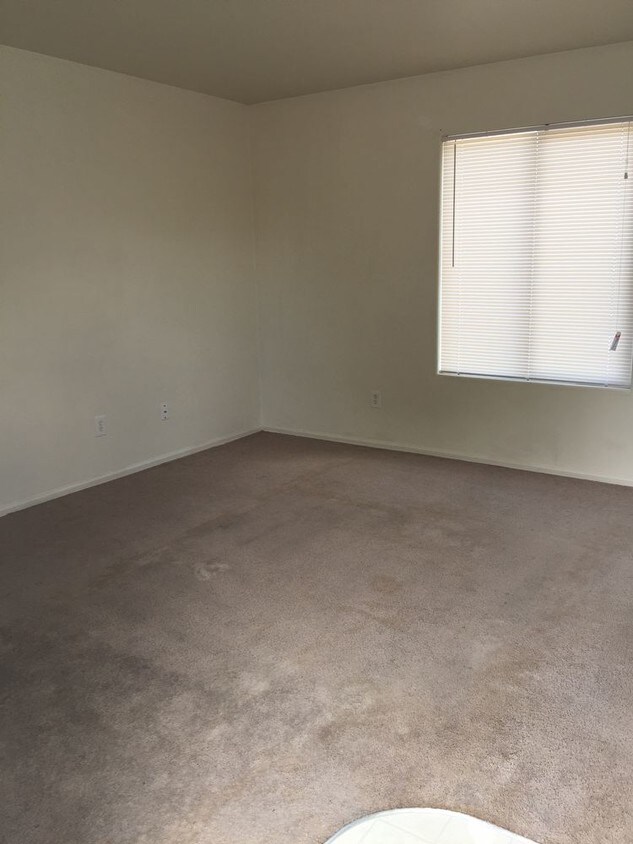 Primary Photo - 3 Bed 2 bath 2 car garage Duplex