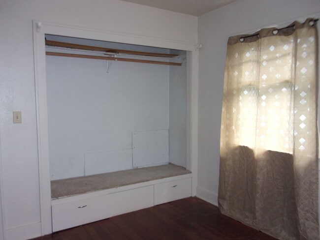 Building Photo - 2+bd 1ba home with storage