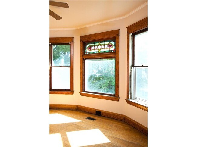 Building Photo - Huge 5 Bedroom- University of Saint Thomas...