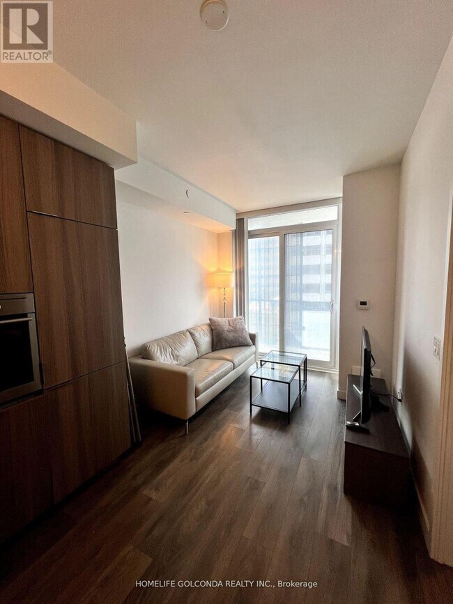 Photo du bâtiment - 8 Eglinton Ave E