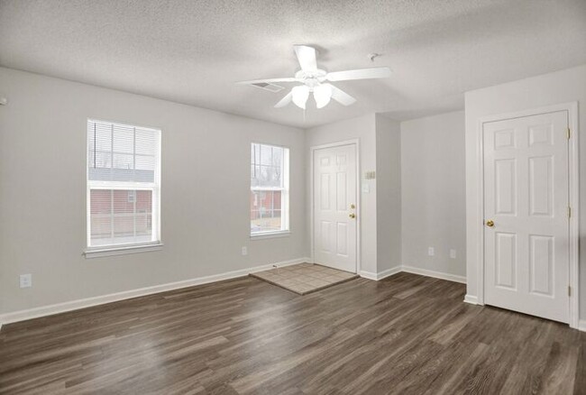 Building Photo - LEASING NOW!! Renovated 1 Bed, 1 Bath Town...