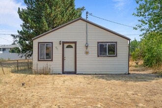Building Photo - 831 S Lundstrom St