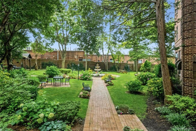 Foto del edificio - 8 Barstow Rd