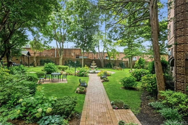 Building Photo - 8 Barstow Rd