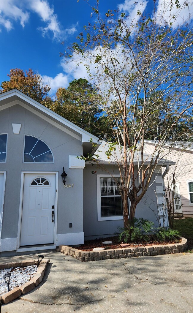 Building Photo - 3067 Royal Palm Way