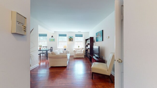 Foto del edificio - McLean Gardens 1,000 Sq Foot Loft Style Ap...
