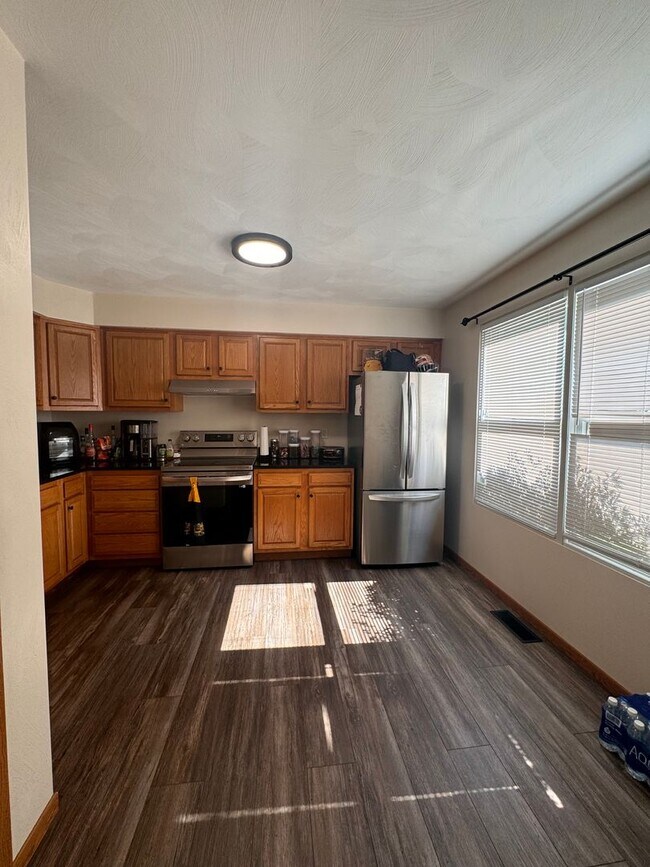 Building Photo - Large Renovated 2 bedroom Town-home in Low...