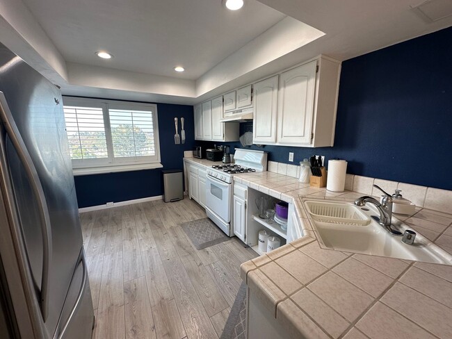 Building Photo - 3 Bedroom Townhome in Mission Valley for R...