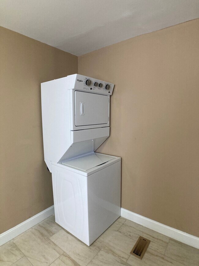 Lavadero - 1950 Clarence St