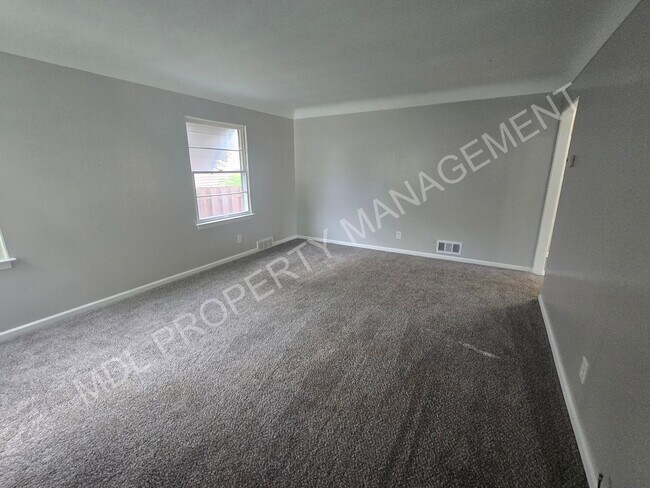 Building Photo - 2409 Stobbe St