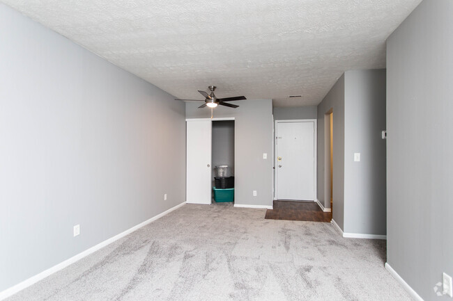 2BR, 1BA - 762 SF - Rosehill Plaza