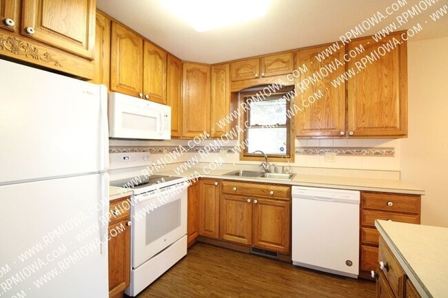 Building Photo - Beautiful 3 Bedroom, 1.5 Bath Home In Des ...
