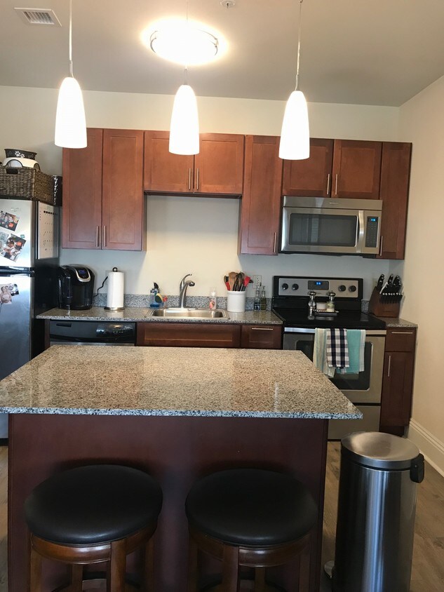 Encimeras de granito - 135 S Highland Ave
