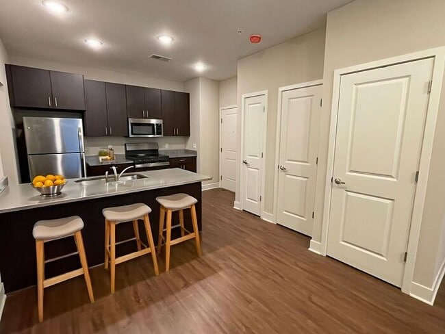 Building Photo - First Floor HCA Apartment with Extra-Large Primary Bath - Enjoy a $500 rent credit when you lease...