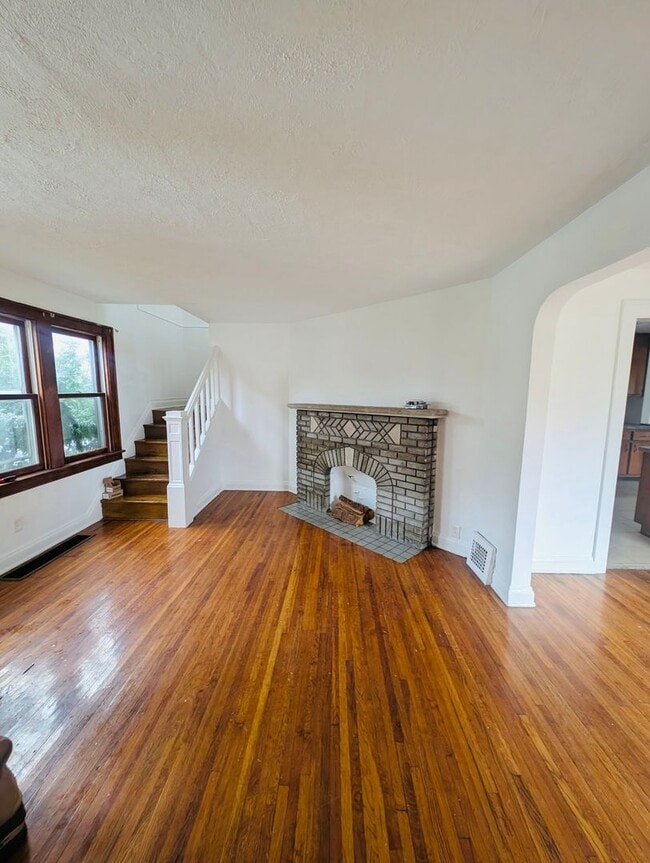 Building Photo - A charming 3-bedroom, 1-bathroom in Maple Heights