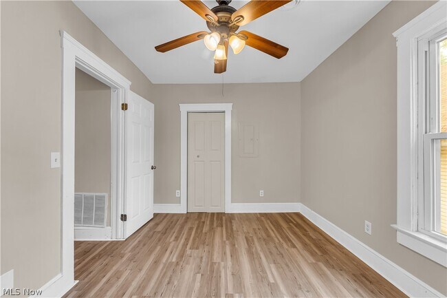 Foto del edificio - 2050 W 83rd St