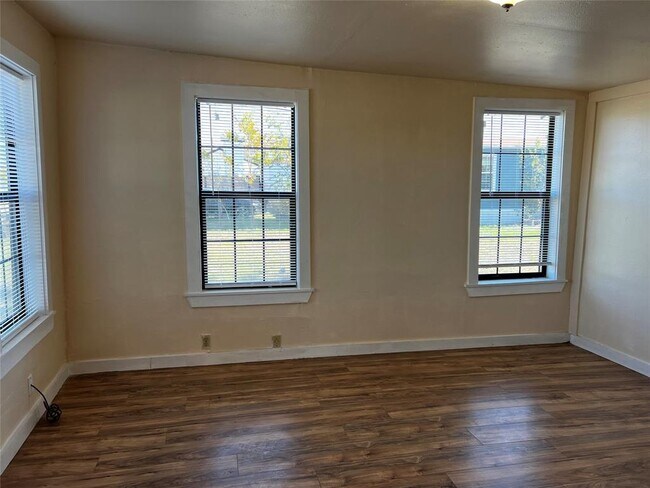 Foto del edificio - 102 E Carrie Manor St