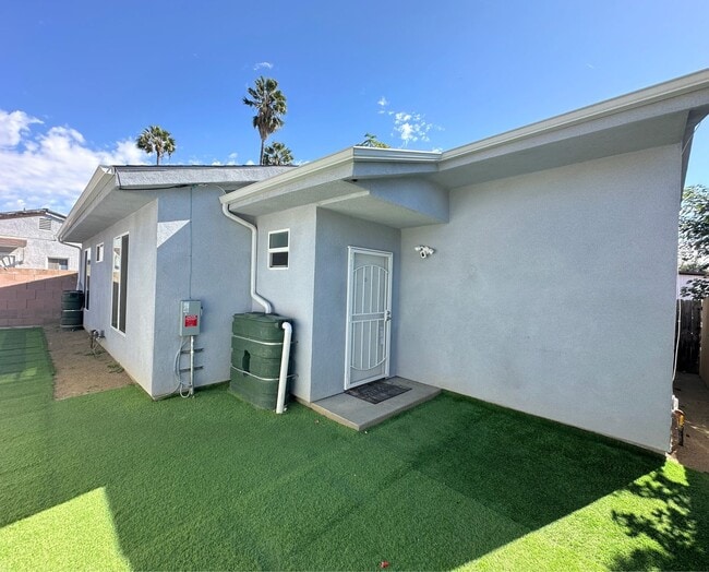 Foto del edificio - Spacious 3bd/2ba detached REAR home/unit i...