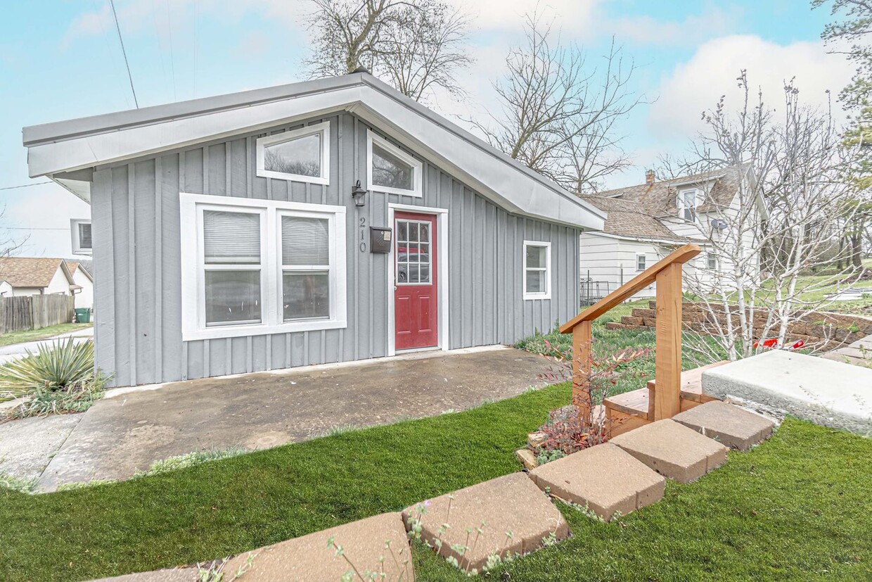 Primary Photo - Cozy home awaiting you